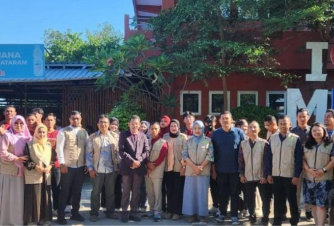 Foto bersama para dosen dan mahasiswa yang tergabung dalam program KKN Internasional 2025, pada Selasa, 29 April 2025