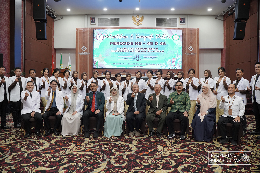 Foto bersama pada acara Sumpah Dokter Ke-45 dan 46 di Sri Mataram Ballroom, Lombok Plaza Hotel Mataram, pada Rabu (30/04/25)
